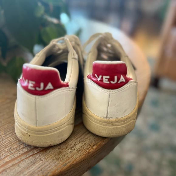 Veja leather sneaker Women’s size 9 - Picture 4 of 4